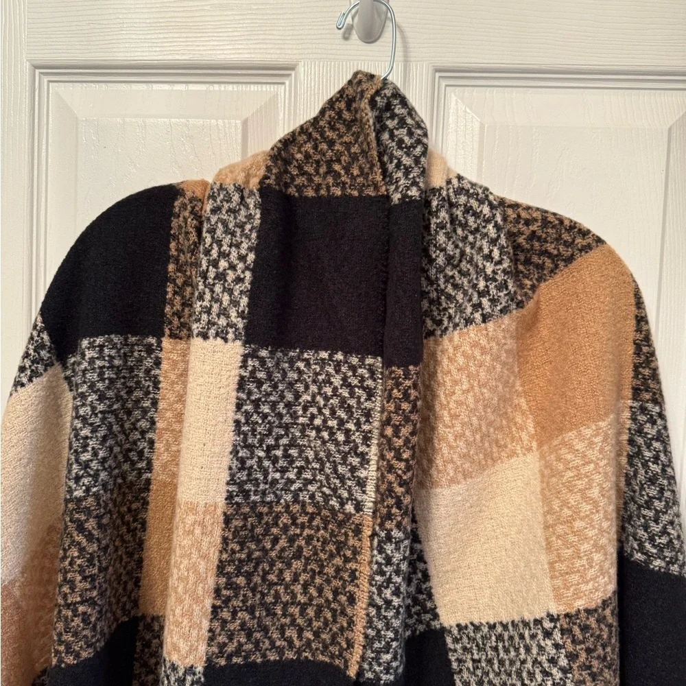 YE.ELOSSOM plaid blanket scarf with tassels.